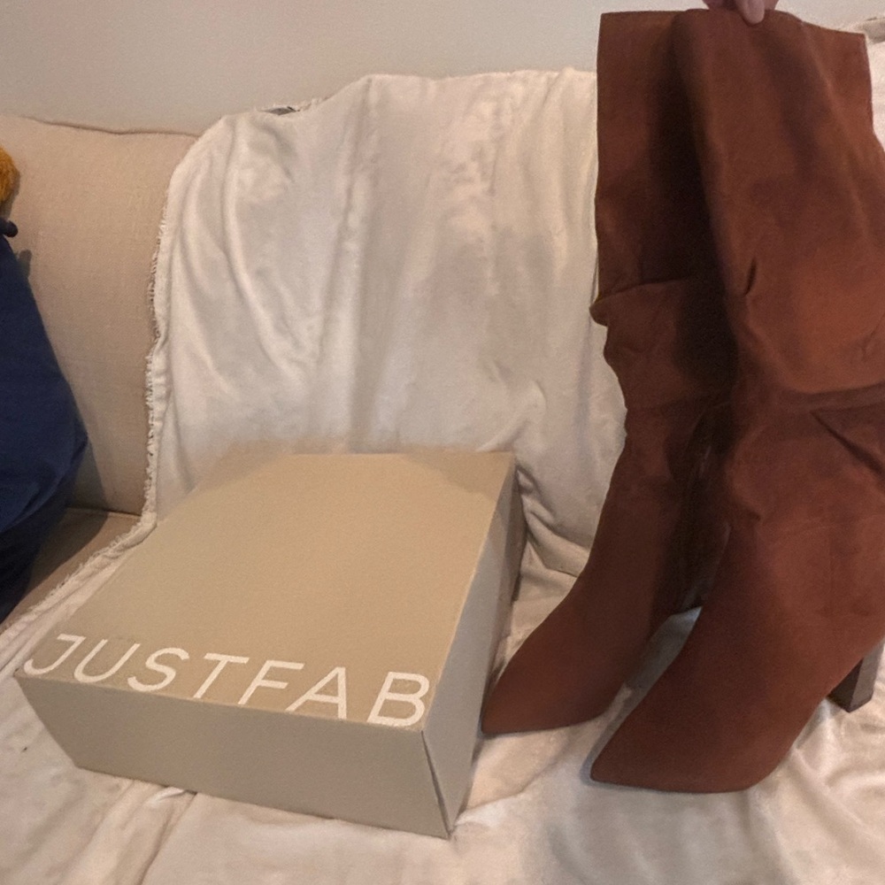 Size 8.5 heeled booties, brown, suede feel. New in box - Picture 2 of 4